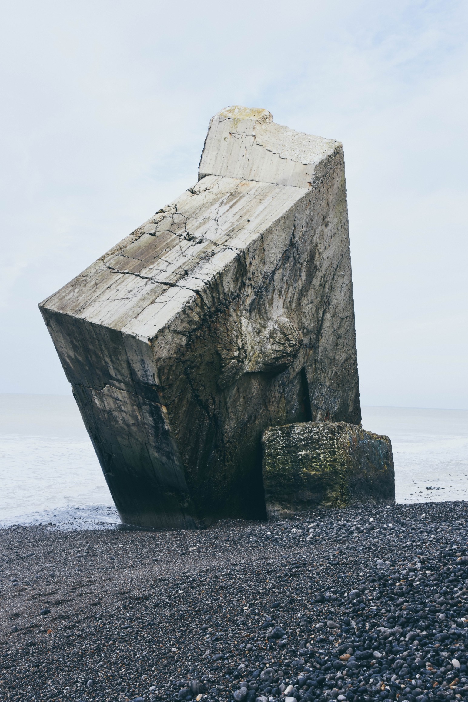 Ein großer, stabiler Fels an einem Strand